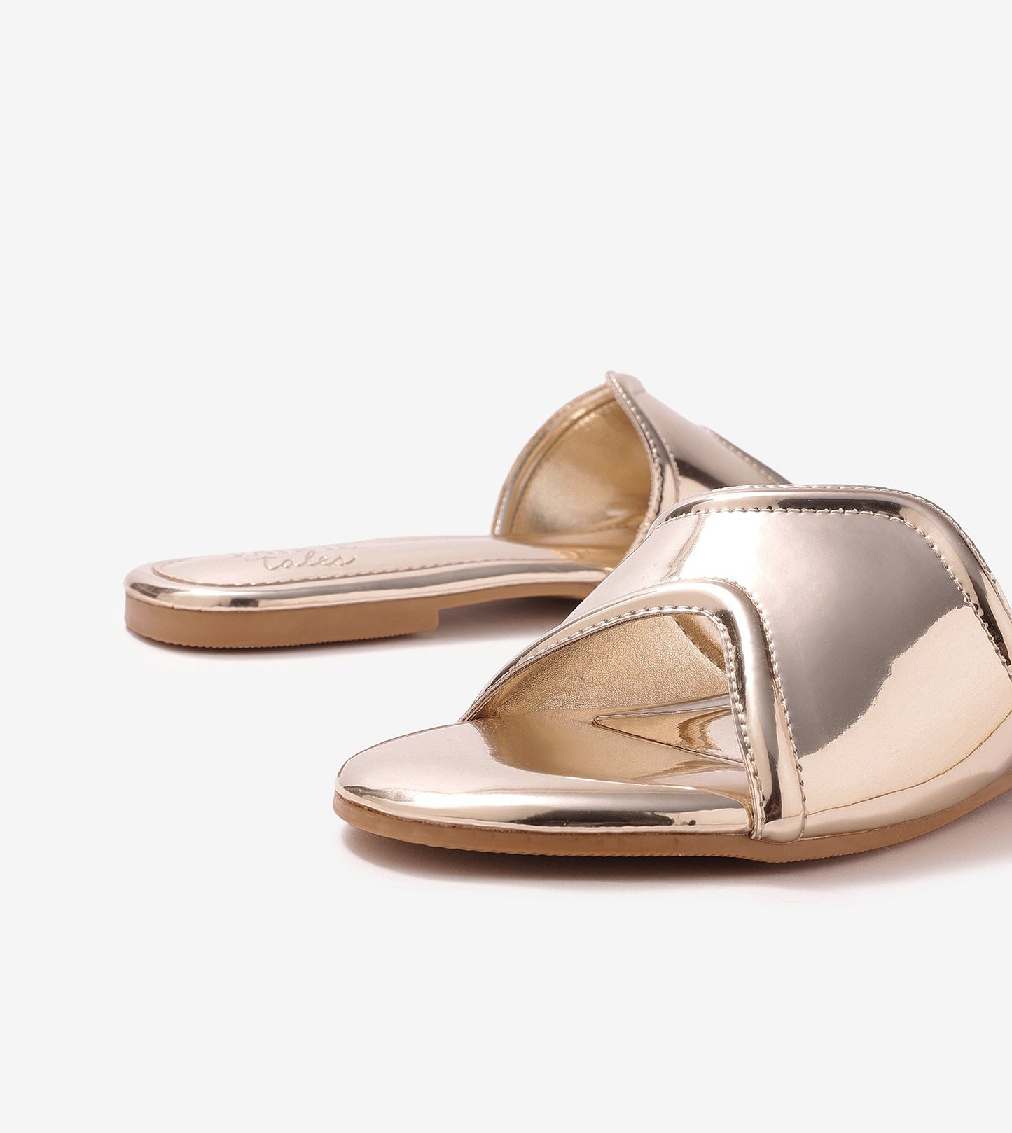 Metallic Wavy Flat Sandals - Gold