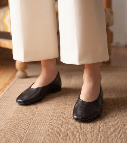 Minimal Seam Detail Slip-On Flats - Black