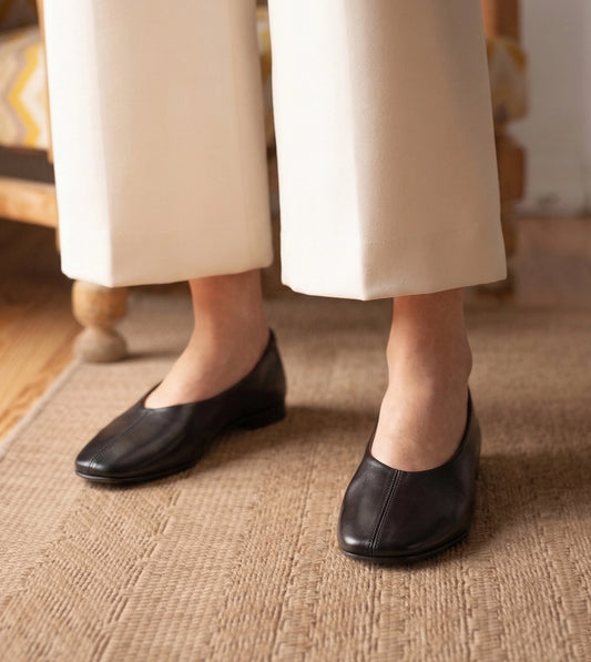 Minimal Seam Detail Slip-On Flats - Black