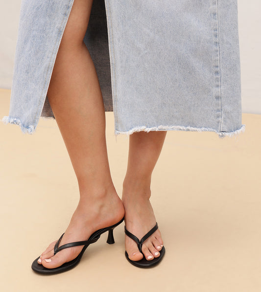 V-Strap Kitten Heeled Sandals - Black