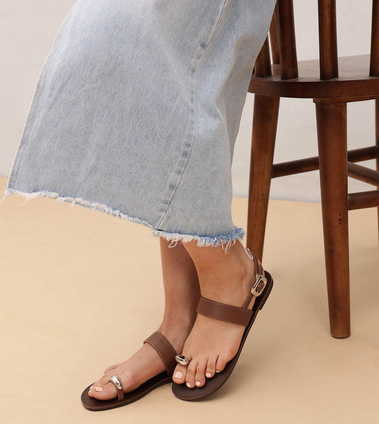 Metallic Accent Toe Ring Flat Sandals - Brown