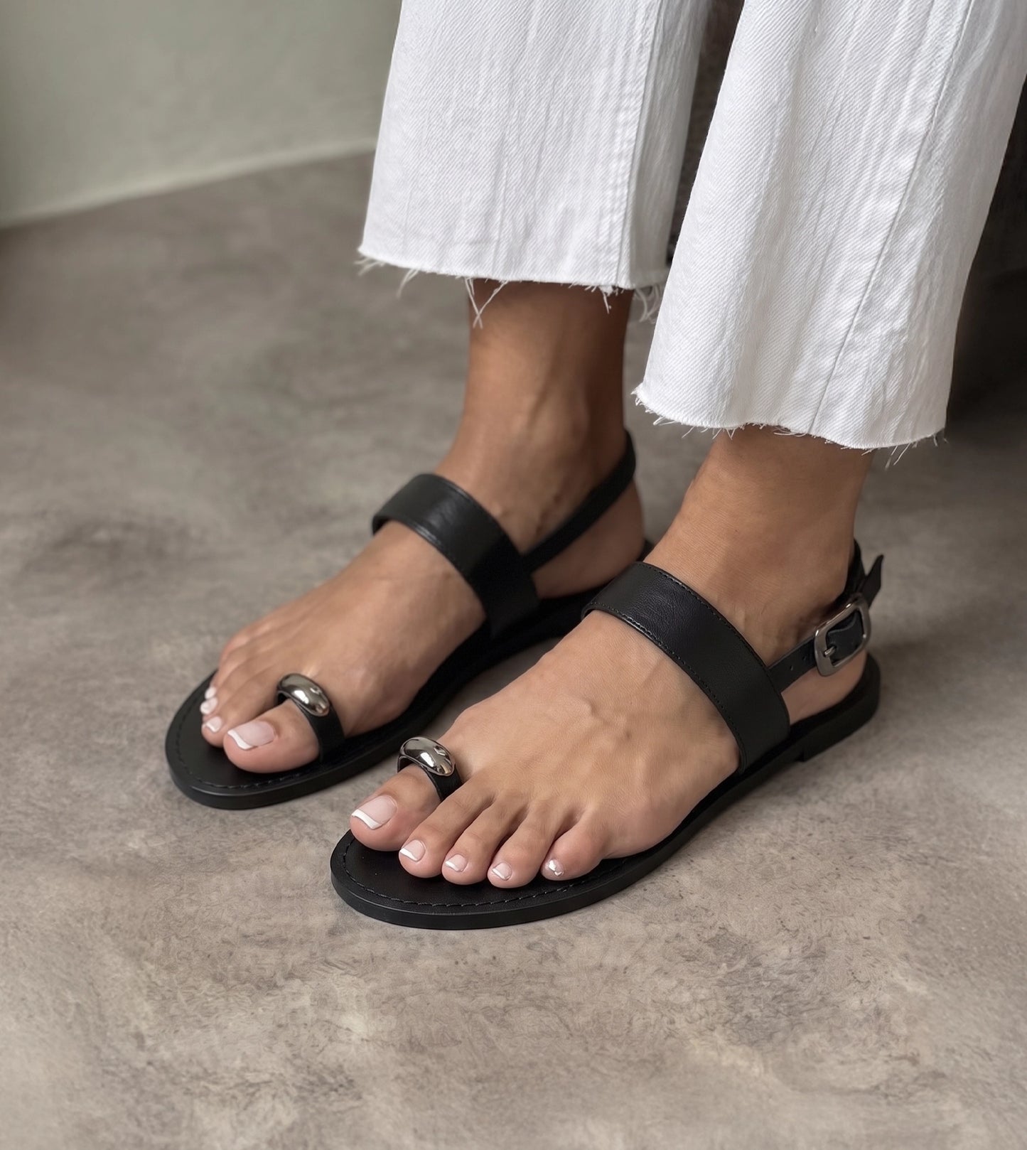 Metallic Accent Toe Ring Flat Sandals - Black